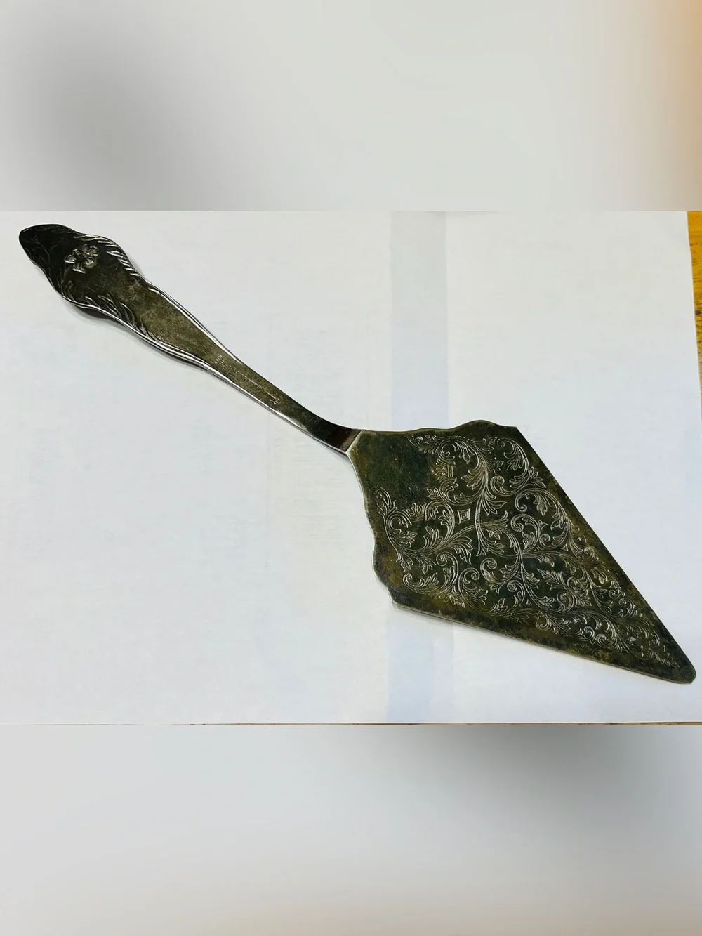 Vintage cake server with serrated edges. Silver plated.